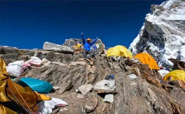 Uno de los alpinistas vascos en el campo 2 del Ama Dablam