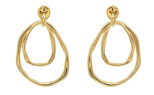 Los pendientes Calla, con dos círculos colgantes irregulares de distinto tamaño.