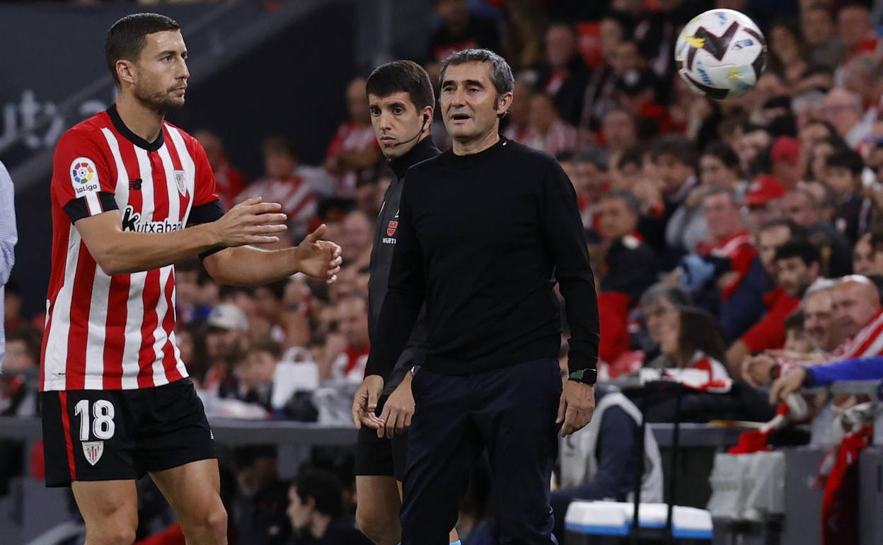 Valverde observa el desarrollo del partido con De Marcos pidiendo el balón para sacar de banda. 