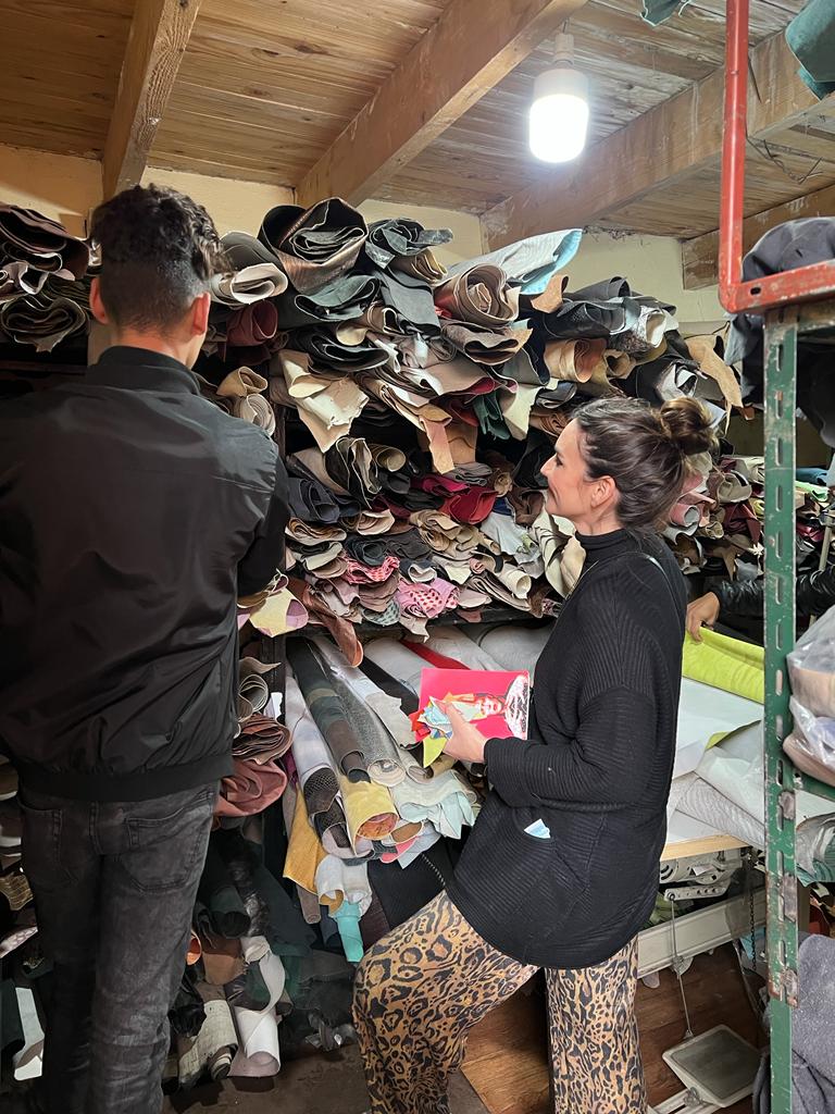 Itziar Barrutieta, en busca de pieles para sus bolsos en Marrakech.