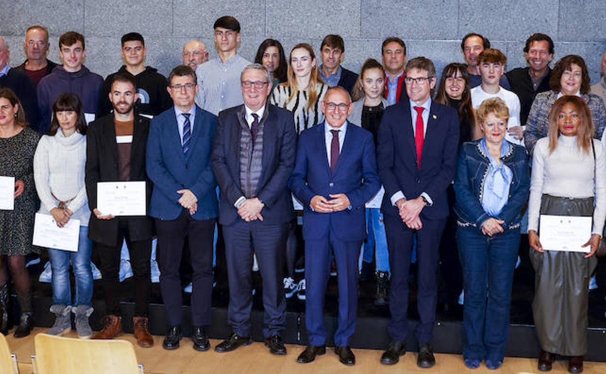 Foto de familia de los reconocidos junto a representantes institucionales. 