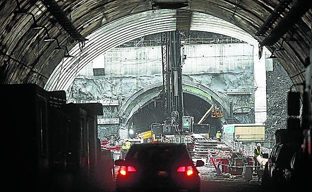 Imagen tomada desde el interior del túnel de Arnotegi sentido Vitoria, donde se aprecia la boca de la galería de Seberetxe tras pasar el viaducto. 
