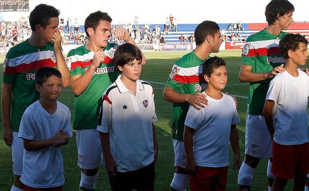 El hijo del presidente del Alzira simpatiza con el Athletic desde que saliera con los jugadores rojiblancos (en la imagen junto a Ibai) en el partido de Copa con Bielsa en el banquillo. 