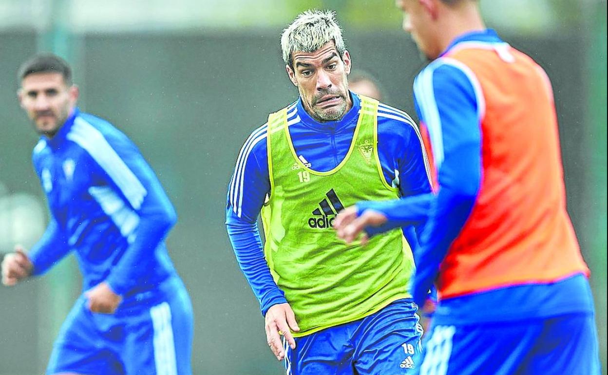 Manu García, durante la primera sesión semanal del Mirandés después de los dos días de descanso. 