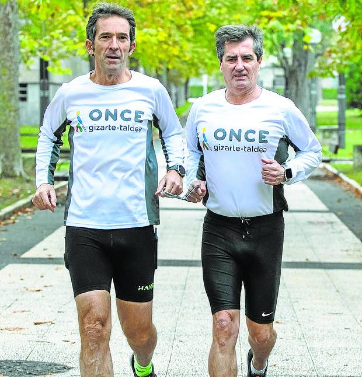 Rafa Ledesma, a la derecha, y Gonzalo Laespada en el último entrenamiento en Vitoria. 