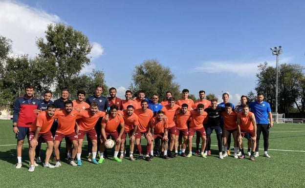 La plantilla del Alzira posa para El Correo tras su último entrenamiento antes de recibir al Athletic.