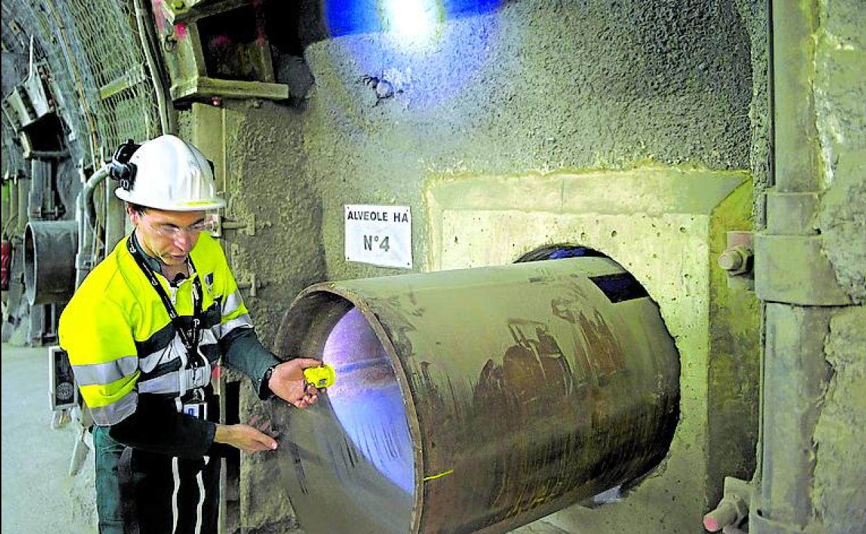 Un trabajador de una planta nuclear francesa. 