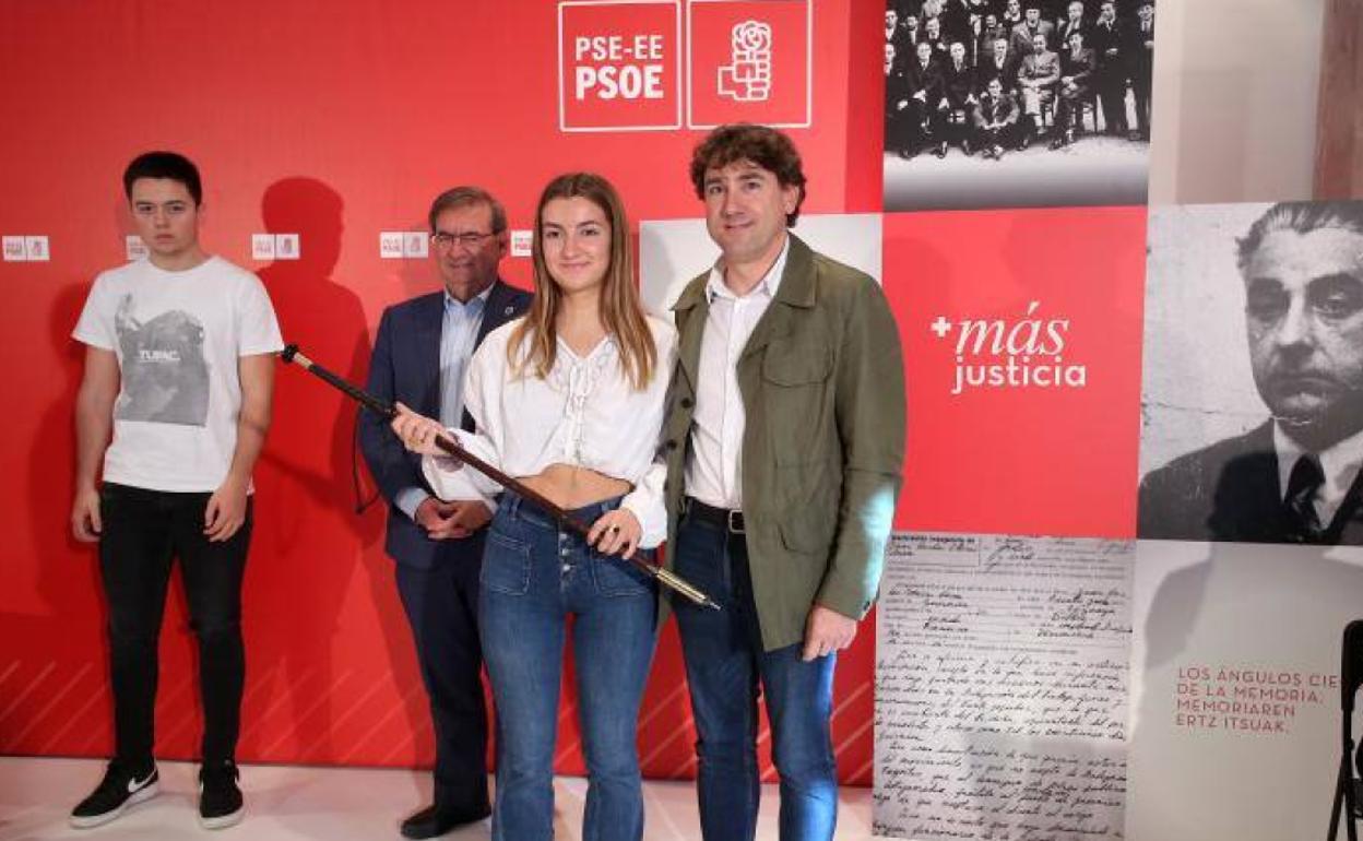 El secretario general del PSE-EE, Eneko Andueza, ha entregado la makila a los familiares de Juan Carlos Iturri, concejal socialista de Gernika fusilado por el franquismo, este sábado durante la jornada 'Más memoria, más justicia'. Al fondo, el secretario de Estado de Memoria Democrática, Fernando Martínez.