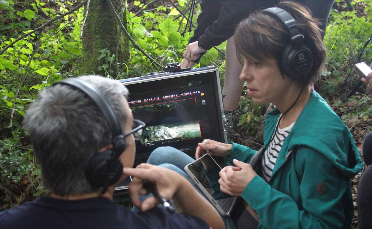 La directora, durante el rodaje de su última película en su localidad natal, Llodio. 