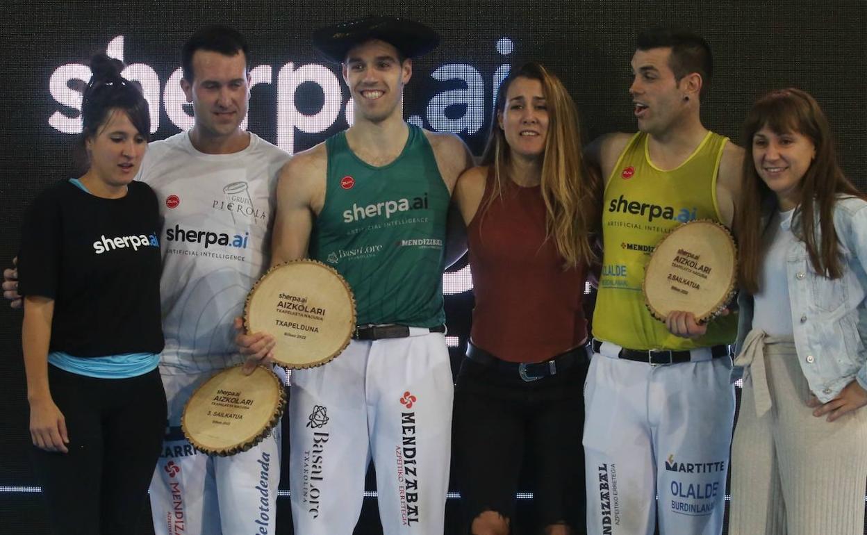 Alberdi y Arruti , en el centro de la imagen, han vencido el campeonato Sherpa.ai de aizkolaris.