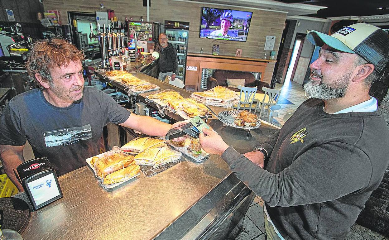 Joseba Elgezabal paga unas consumiciones en la taberna Alboka de Gatika. 