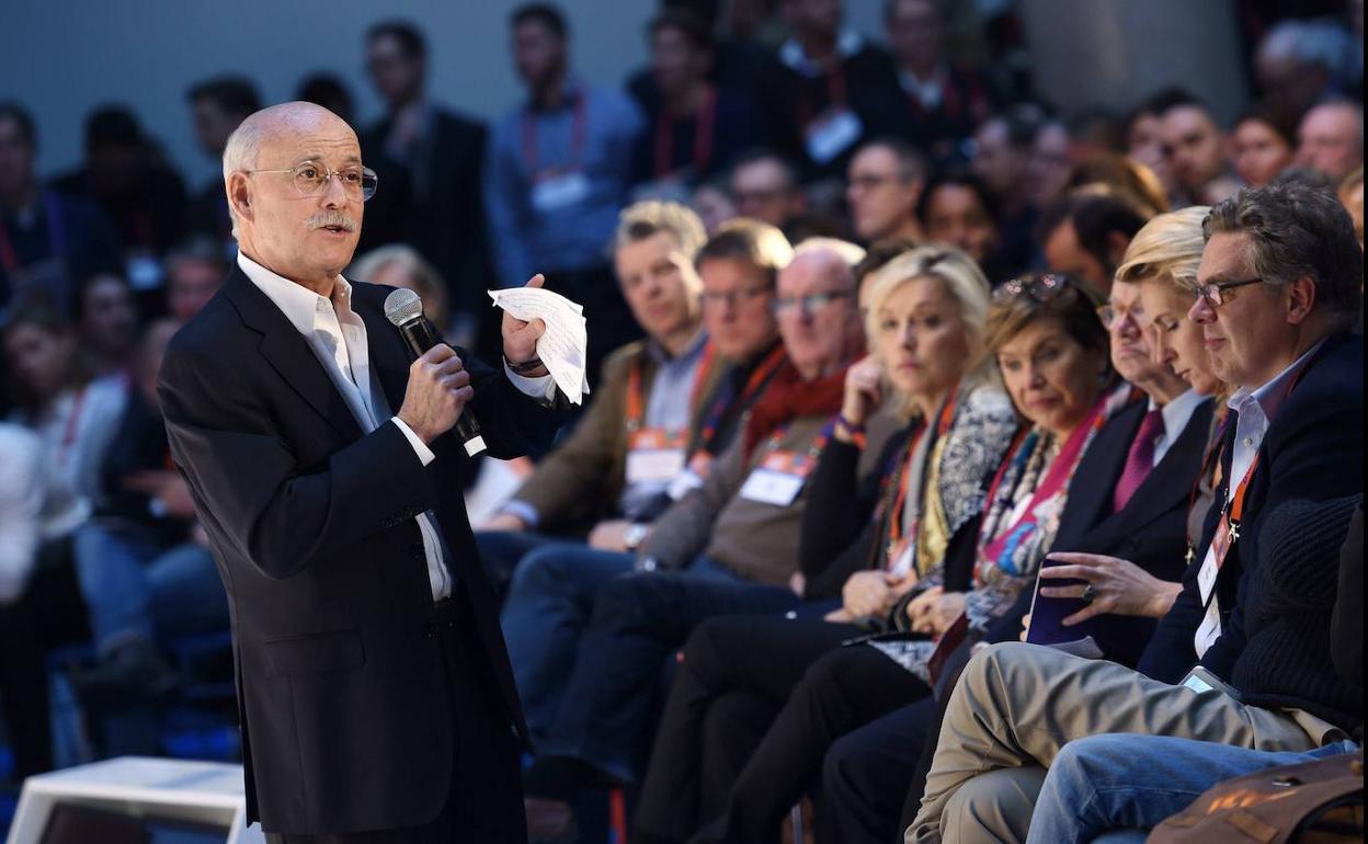 Jeremy Rifkin durante una conferencia.