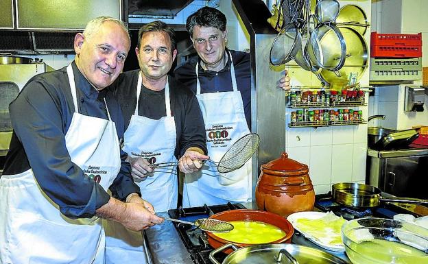 Los cocineros en los fogones.