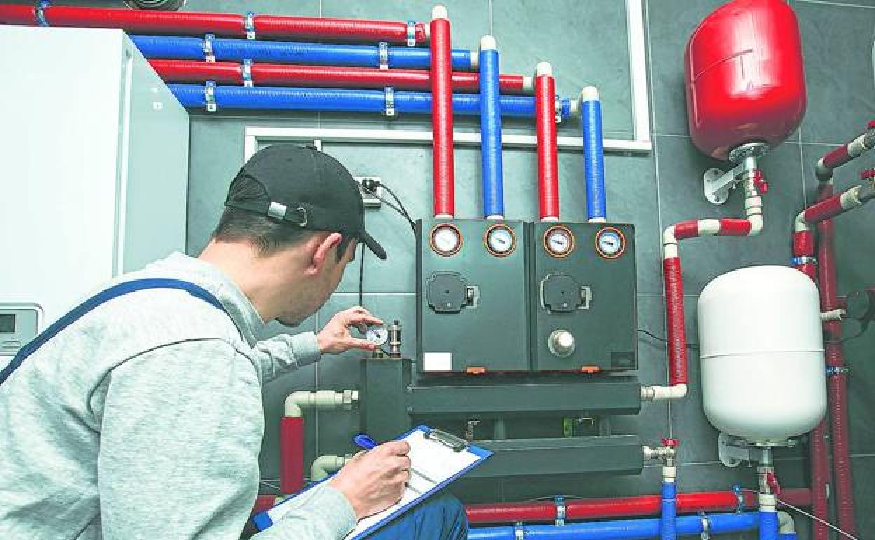 Un técnico supervisa una instalación de calefacción.