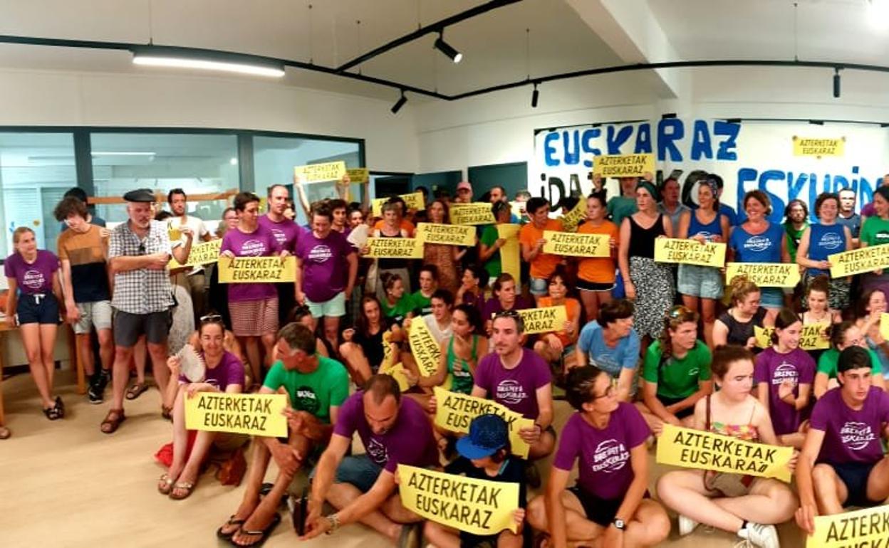 Astelehena izan zen ikasleek Baxoan izena emateko duten azken eguna, eta egun seinalatu hauxe baliatu nahi izan dute Seaskako ordezkariek giza kate hau gauzatzeko. 