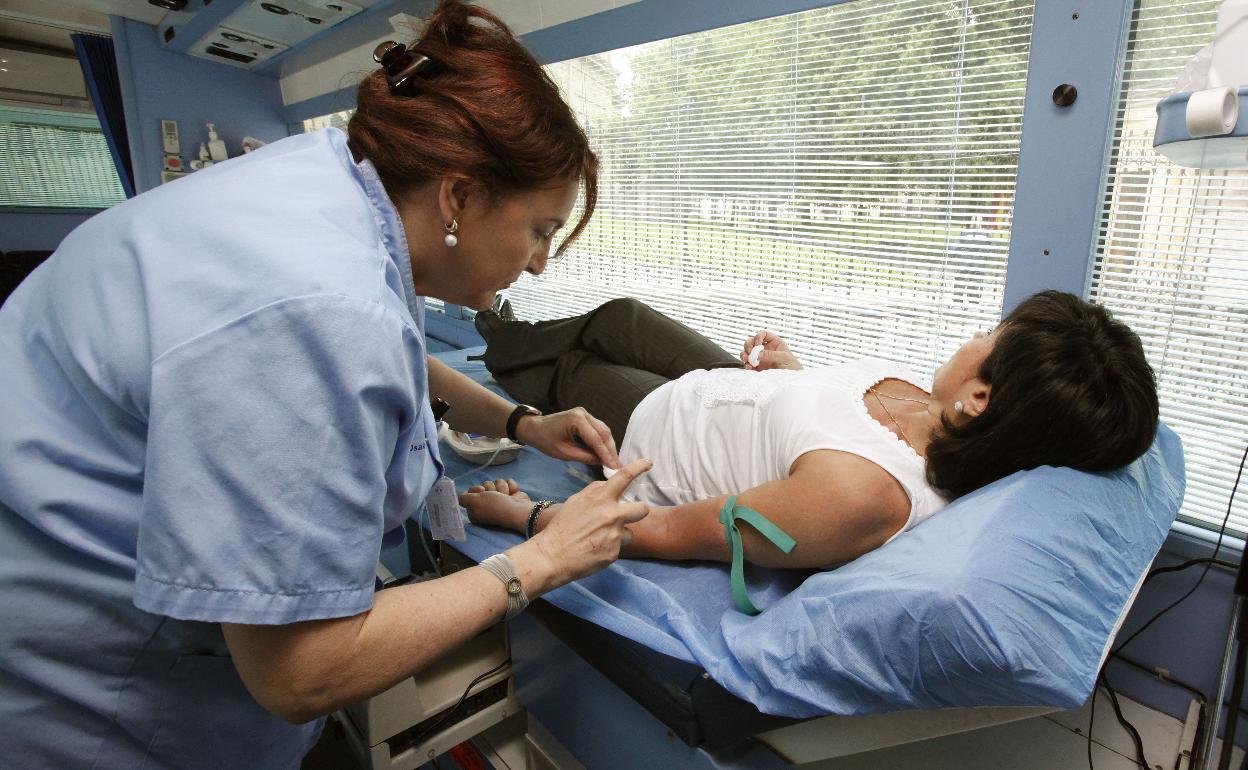 Una voluntaria es atendida para donar sangre en la unidad móvil que recala en Gernika. 