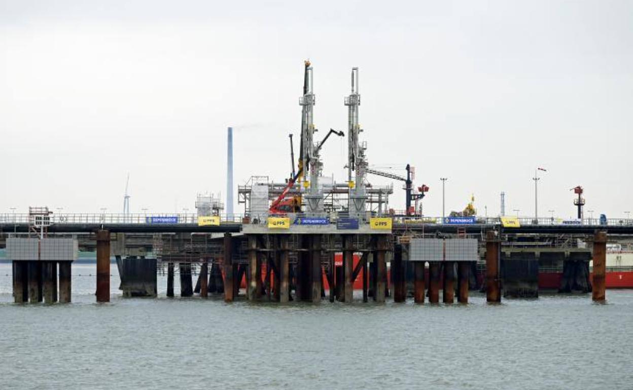 Vista general de la nueva terminal flotante de Gas Natural Licuado en el puerto de Wilhelmshaven, que permite a Alemania importar gas en barco desde otros países, este martes.