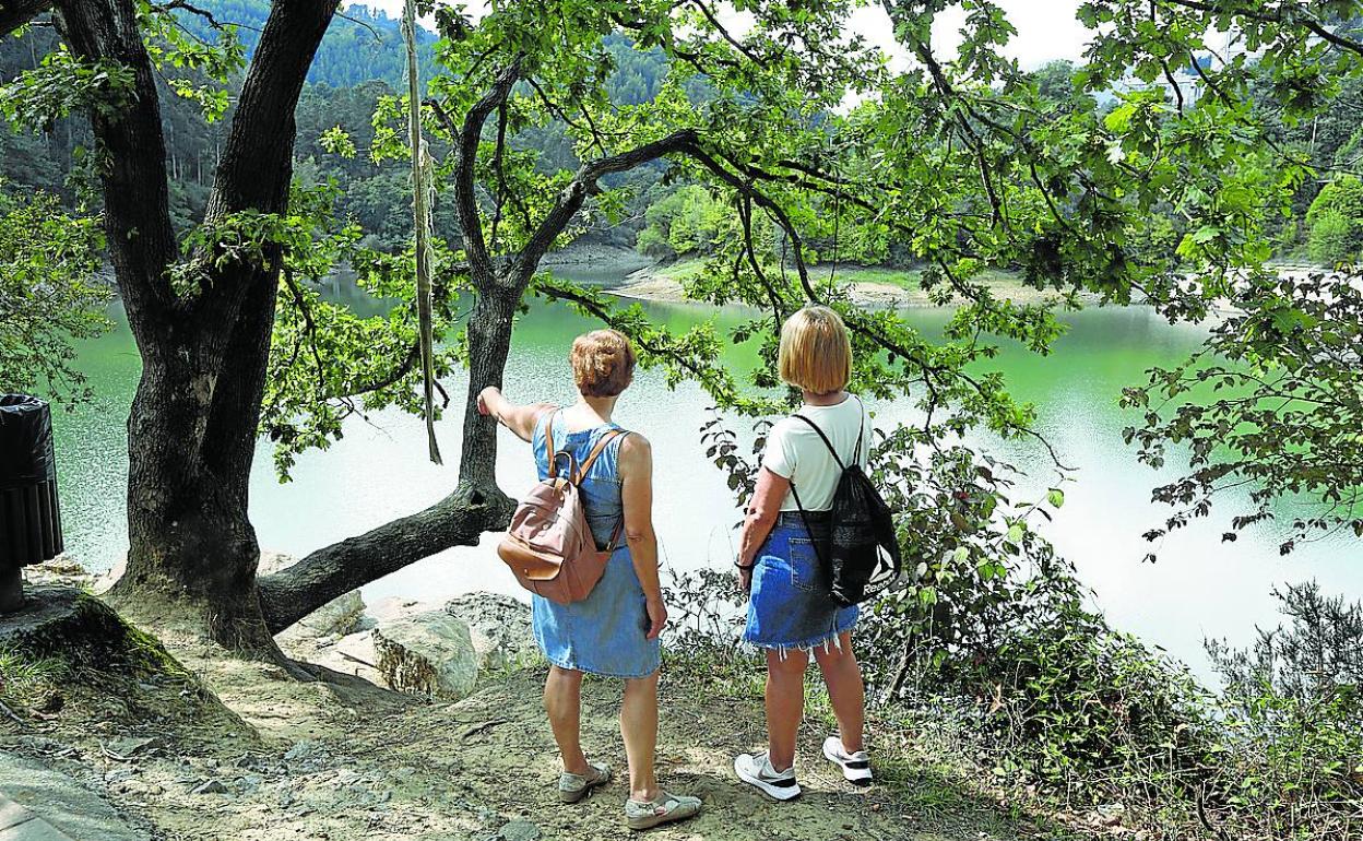 Dos mujeres observan el nivel que presenta el pantano de El Regato, al 23,8% de su capacidad. 