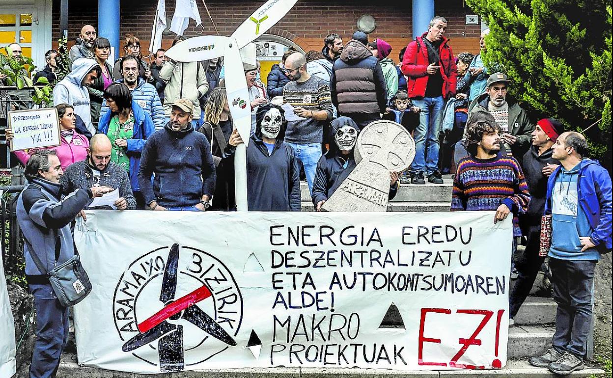 Vecinos del municipio alavés convocaron un acto de protesta contra el proyecto eólico. 