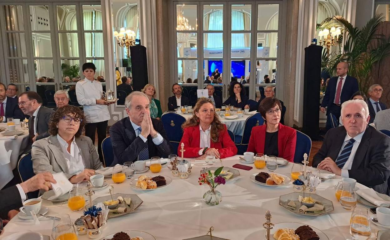 La consejera Sagardui, en el centro, antes de su intervención en el desayuno informativo de esta mañana en Madrid. 