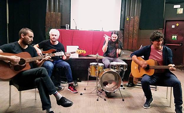 Botibol, Xan, Felix y Jurgi tocaron dos temas en el Antxiki, 'Bidasoa' y 'Gauzak'. 