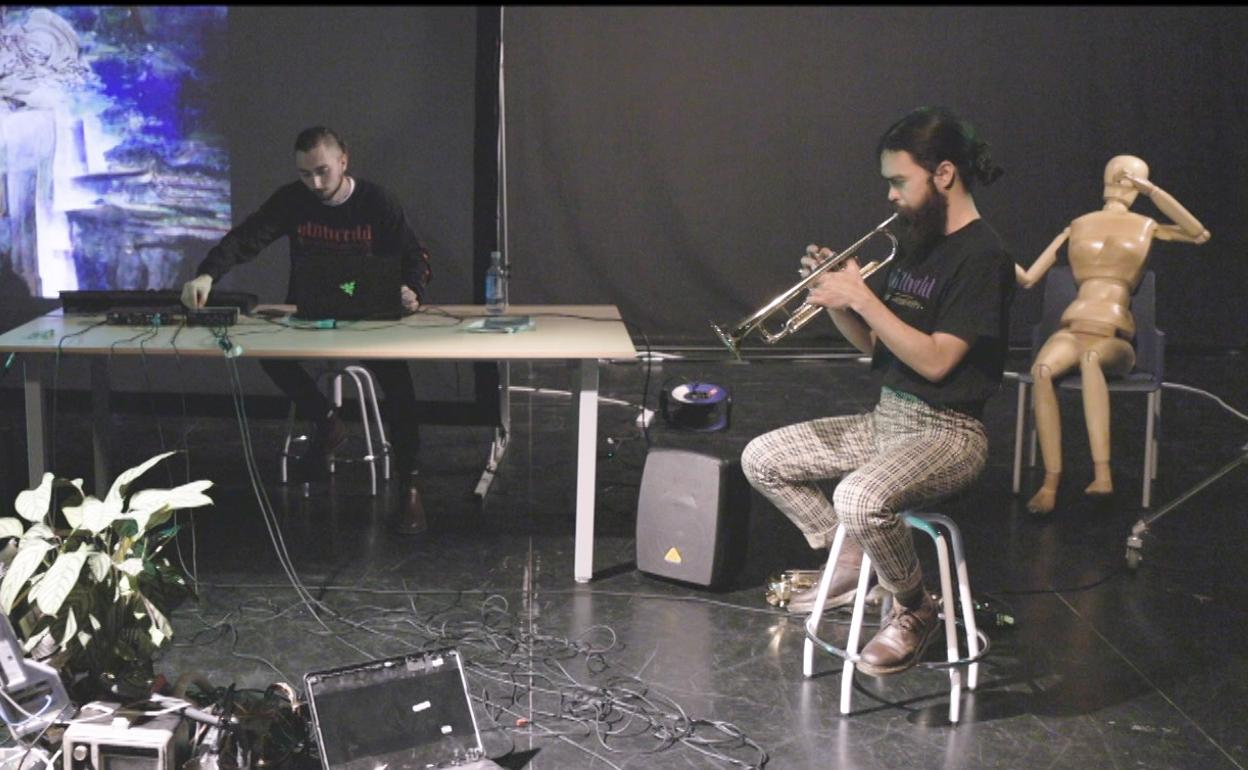 El creador y músico, Danel Garay, durante la grabación de un videoclio musical. 