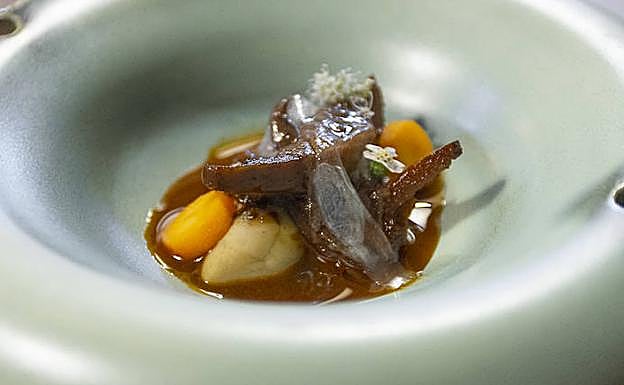 Ostra a la brasa, guiso de níscalos y tocino Euskal Txerri.