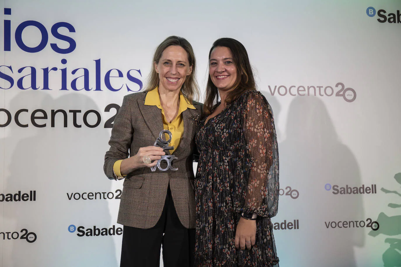 Lorena Rodríguez Barreal, directora general de Recursos Humanos y Organización de Vocento, entrega el premio a la Igualdad, Diversidad e Inclusión a Bettina Karsch, directora de Recursos Humanos y Organización de Cepsa