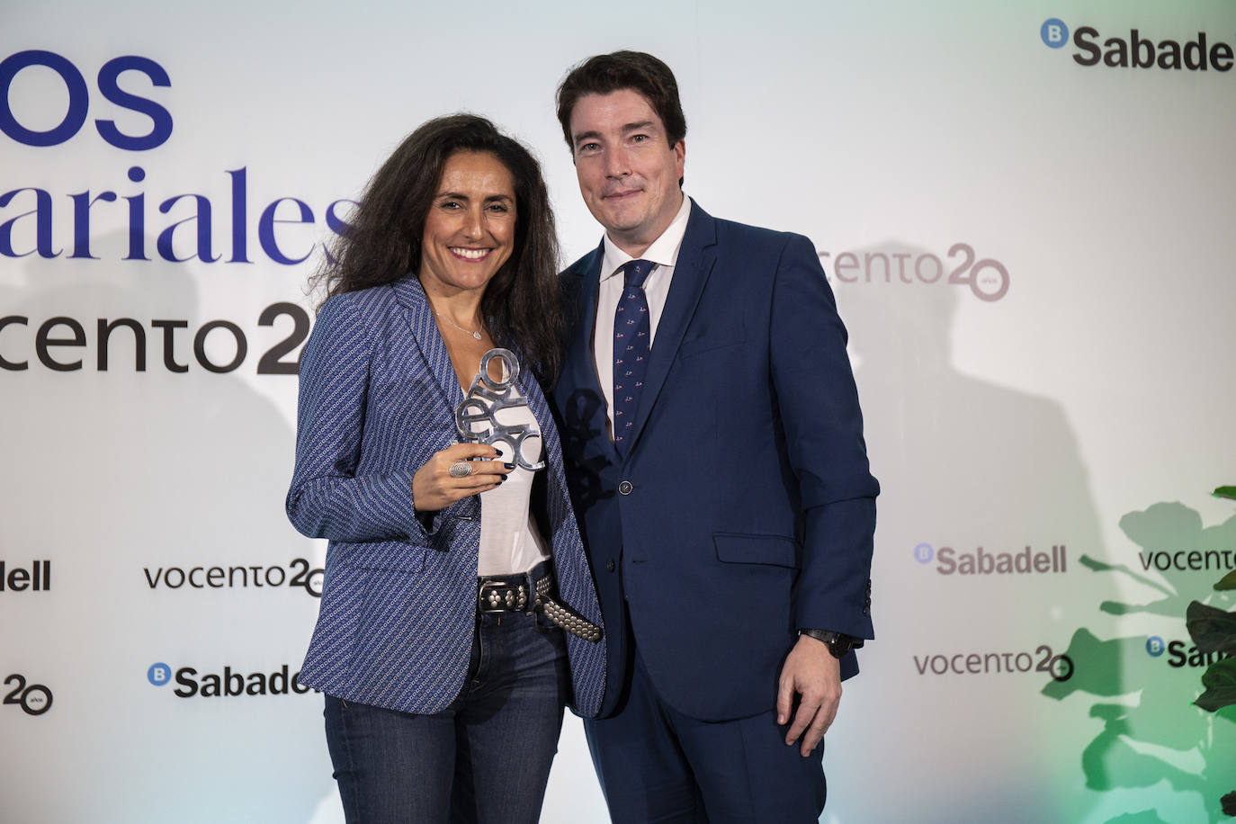 Daniel Fernández Herráiz, director de Red Empresas Centro de Banco Sabadell, entrega el premio a la Empresa Revelación a Myriam Lhermurier, Chief Communications and Public Affairs Officer de Wallbox