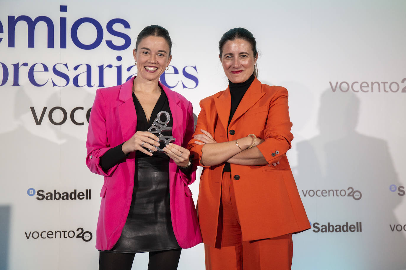 Samary Fernández, directora general del Área de Lujo, Estilo deVida y Revistas de Vocento, entrega el premio a la Digitalización a Verónica de Iscar, CB2B0 de Civitatis