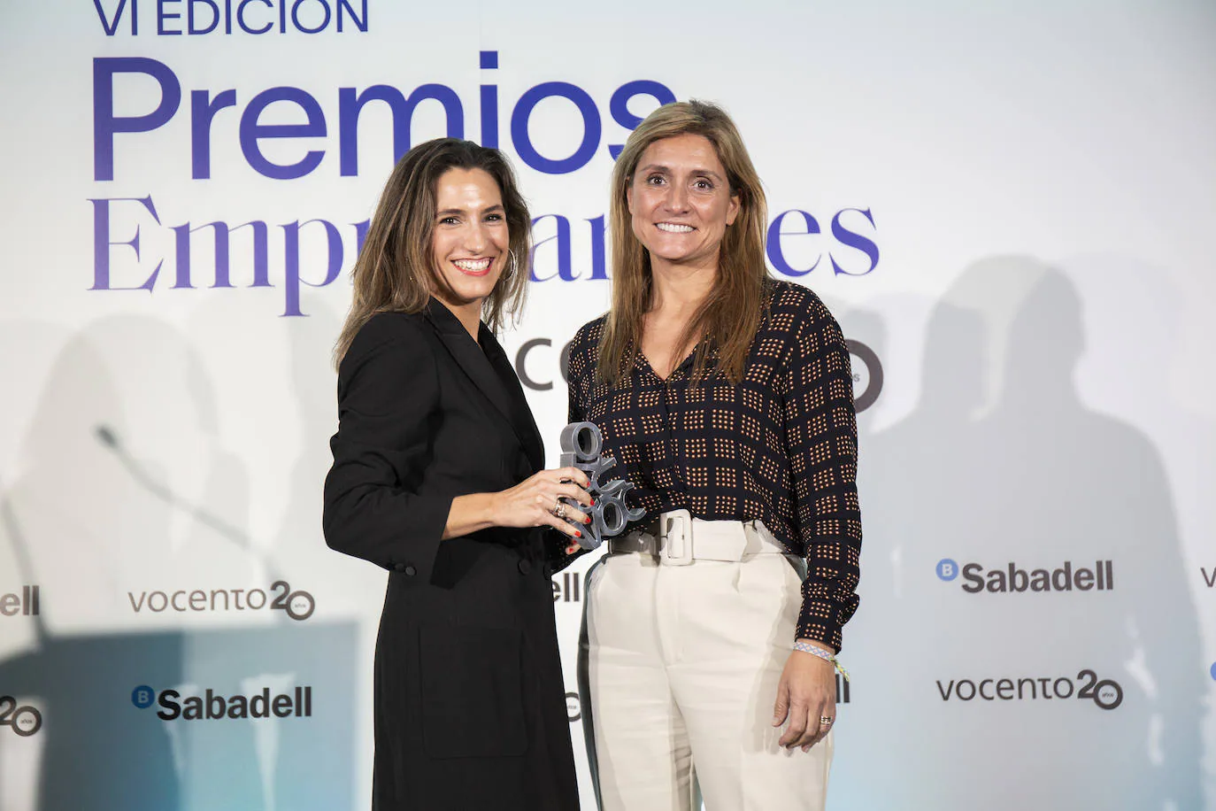 Ana Delgado, directora general de ABC, entrega el premio a la Comunicación Externa a Marieta Jaureguizar, directora general de CEU