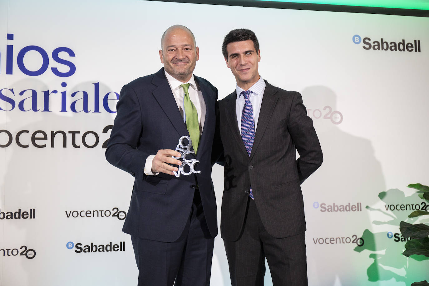 Óscar Lara, director Grandes Empresas de Banco Sabadell, entrega el premio a la Sostenibilidad Ambiental a Antonio Pey, director nacional de Distribución de Heineken España