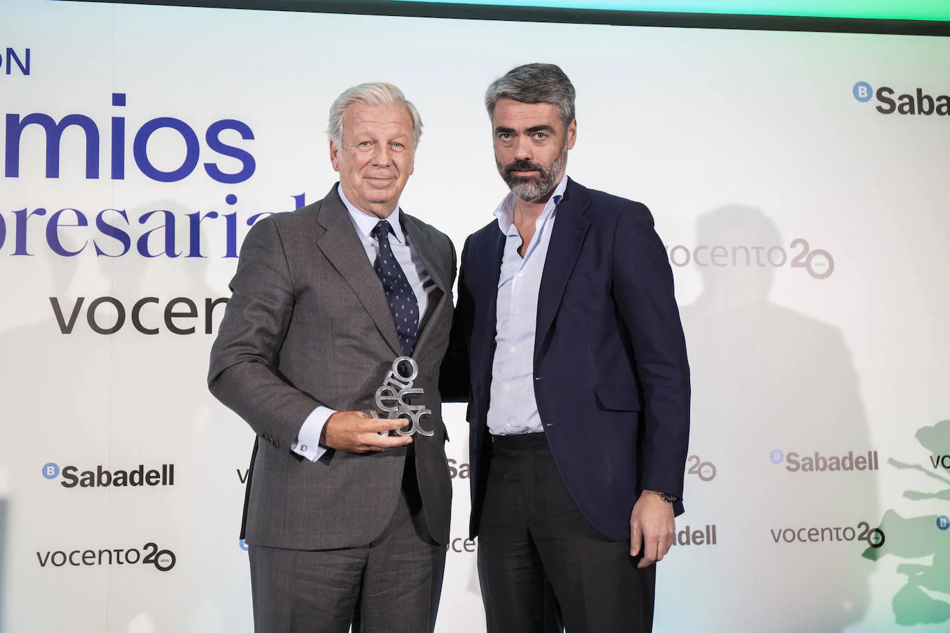 Luis Enríquez, consejero delegado de Vocento, entrega el premio a los Resultados a Joaquín Mollinedo, director general de Relaciones Institucionales,Sostenibilidad y Marca de Acciona 