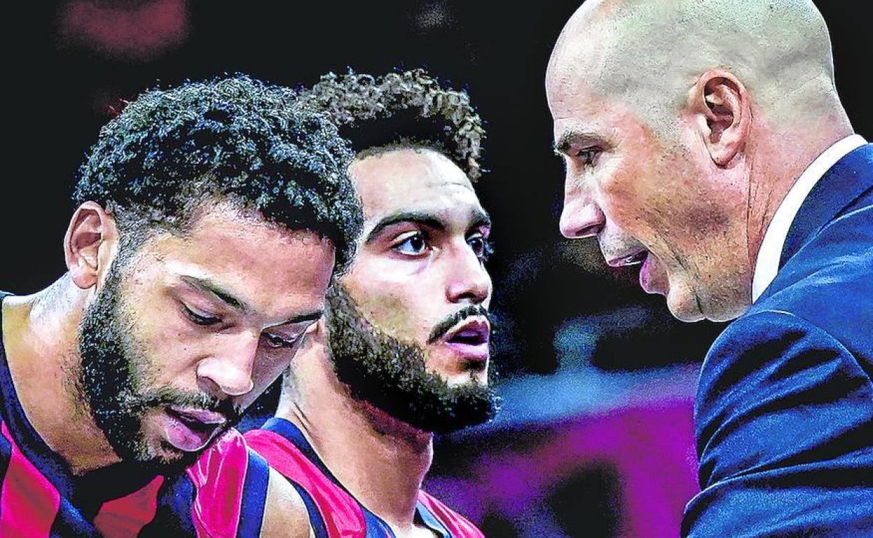 Los exteriores Pierriá Henry y Markus Howard junto a Joan Peñarroya en el Buesa Arena. 