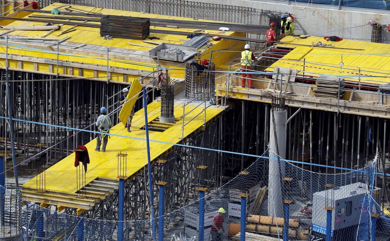 Obras de construcción de un edificio en el centro de Bilbao. 
