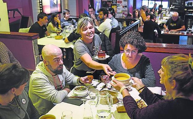 En la taberna Parral, Ana Albarraun atiende en lengua vasca.