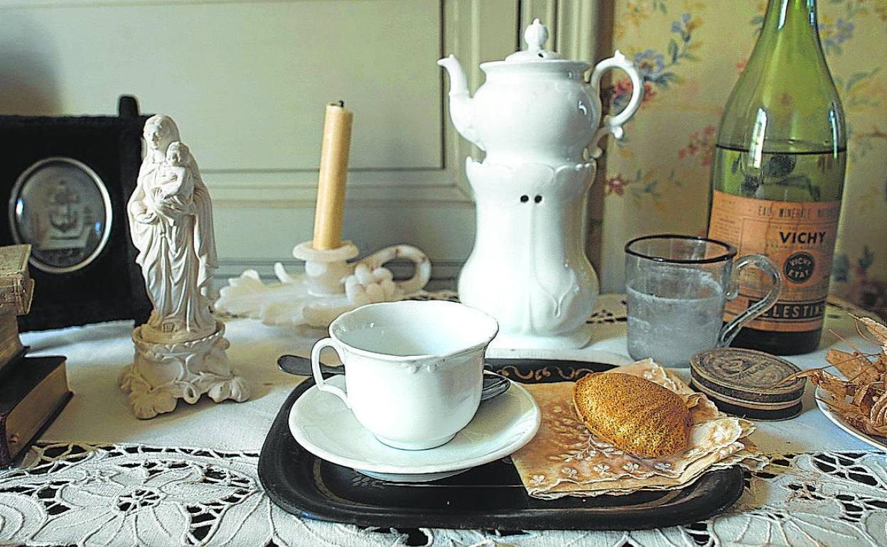 Una reconstrucción de la escena de la magdalena junto al té, en la casa de Combray. 