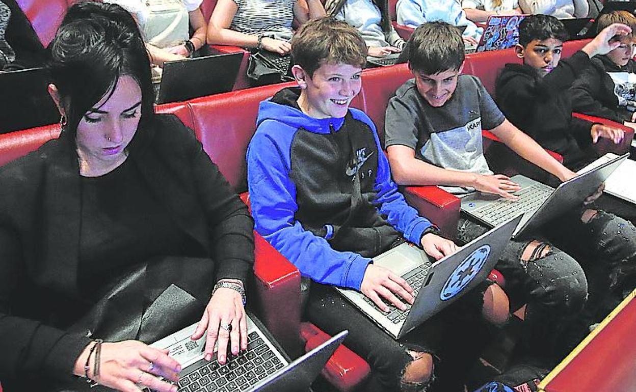 El auditorio del museo acogió a 120 estudiantes.