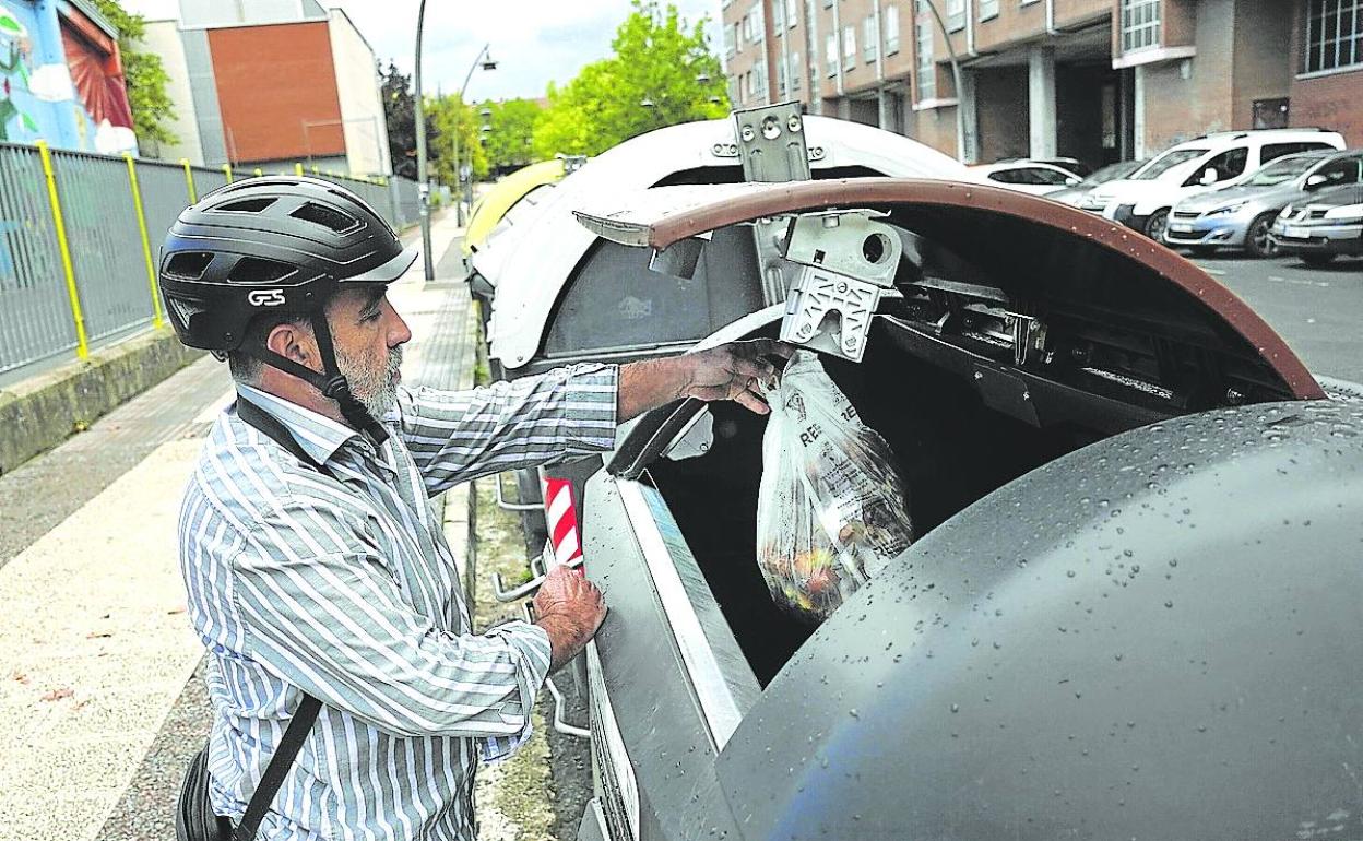 Un vecino de Lakua utiliza uno de los primeros contenedores marrones con chip de Vitoria.