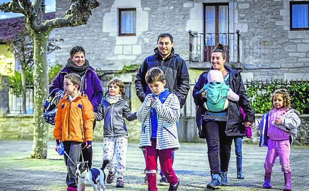 Rogelio, en el centro, camina junto a madres y pequeños del pueblo. 