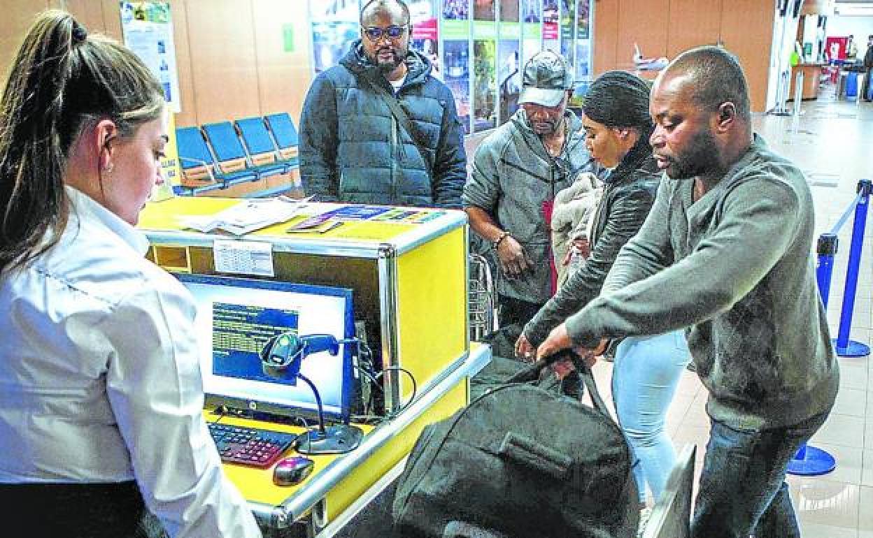 La terminal vitoriana prevé cerrar el ejercicio con nuevas marcas en pasajeros y mercancías. 