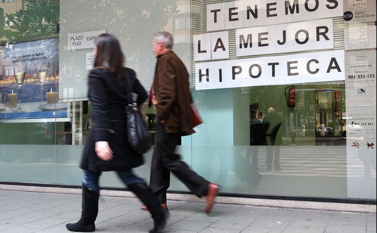 Escaparate de un banco con el cartel de una oferta hipotecaria. 