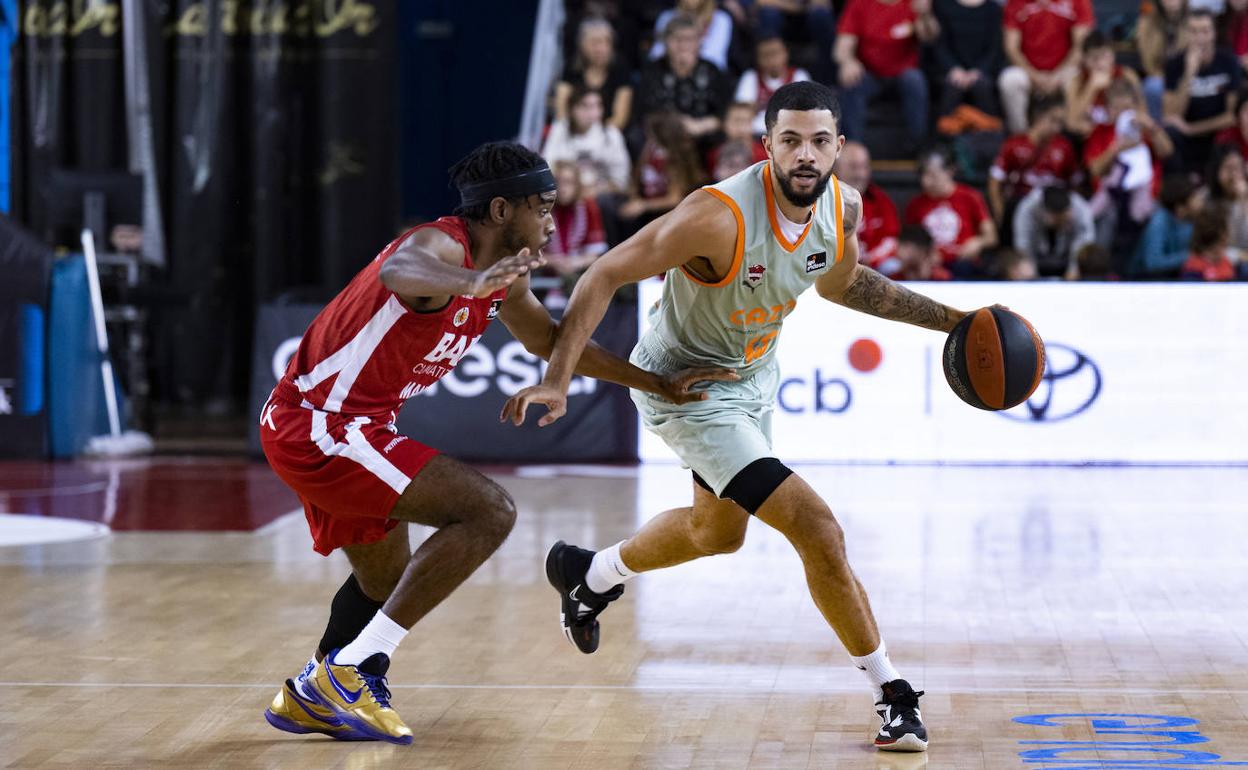 Darius Thompson intenta superar a Harding, del Manresa. 