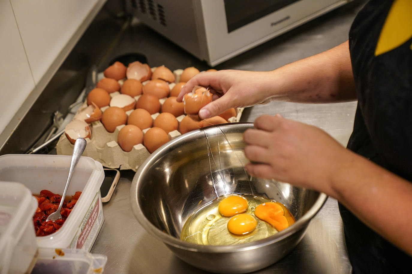 Ainara casca los huevos para elaborar una nueva tortilla.