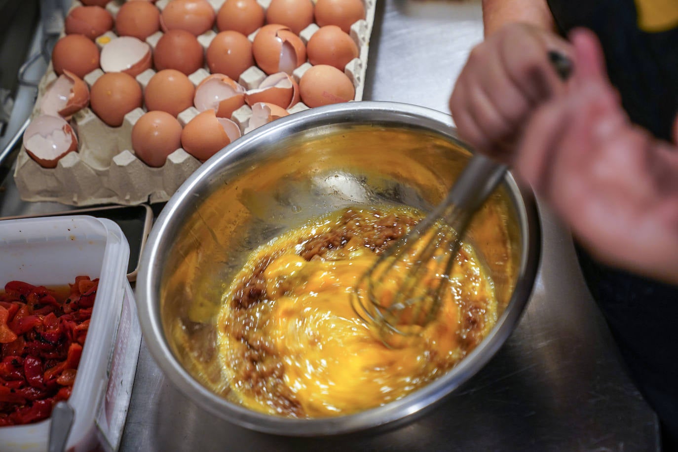 Batido de los huevos con la cebolla.