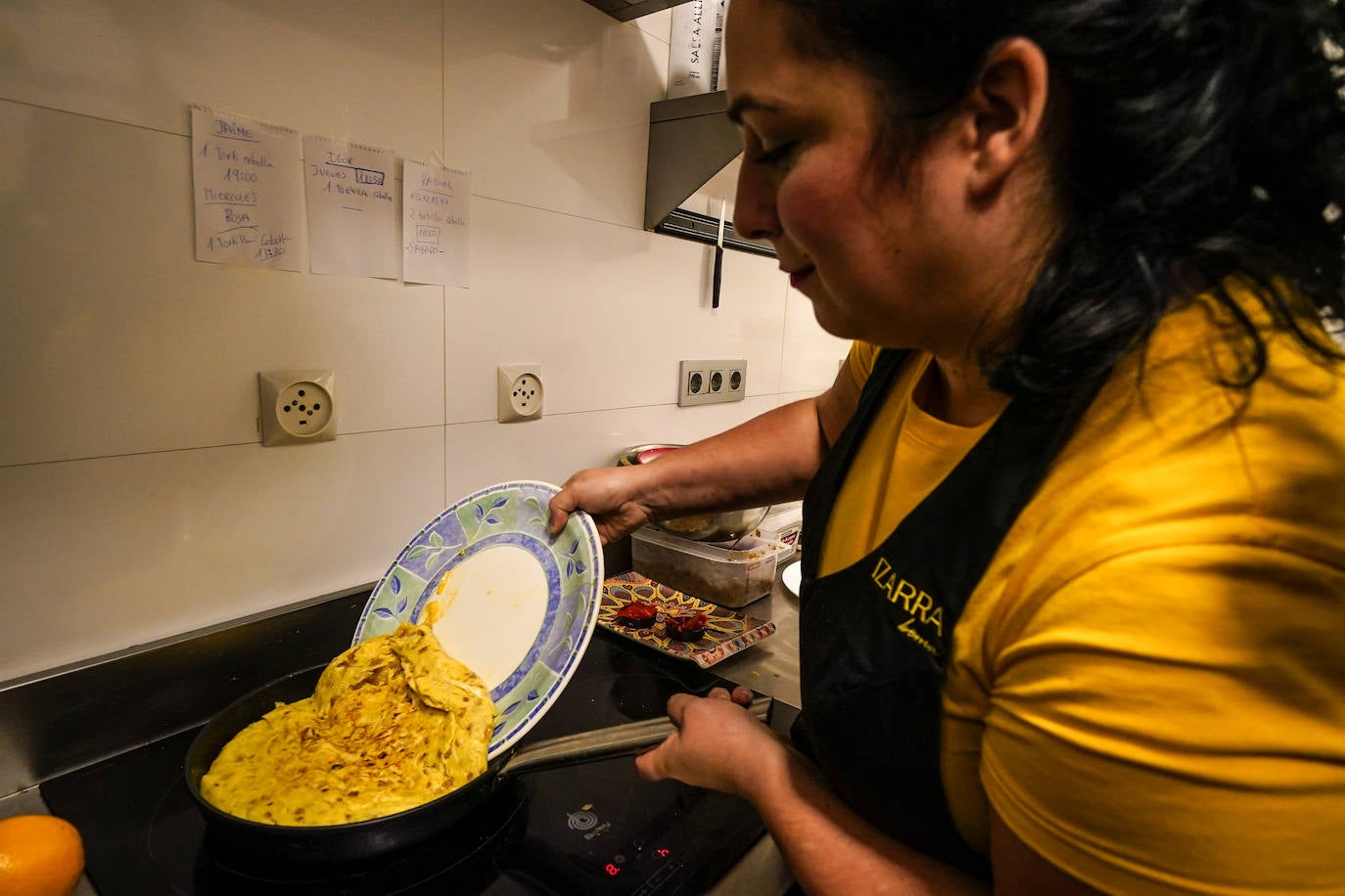 Ainara da la vuelta a la tortilla.