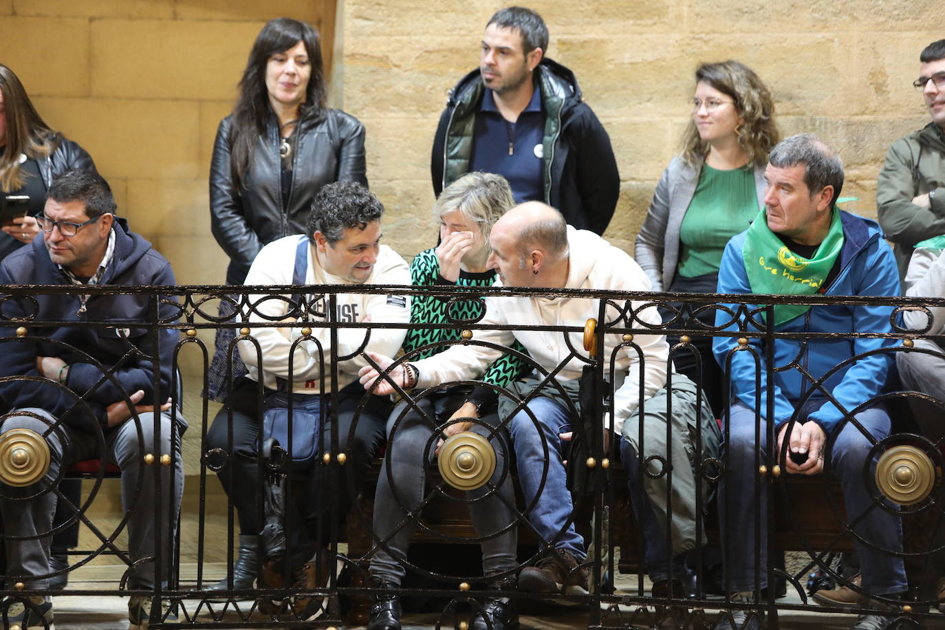 Fotos: Lágrimas de emoción entre los vecinos de Usansolo en Gernika tras aprobarse la desanexión de Galdakao