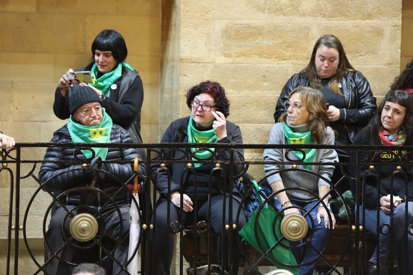 Fotos: Lágrimas de emoción entre los vecinos de Usansolo en Gernika tras aprobarse la desanexión de Galdakao