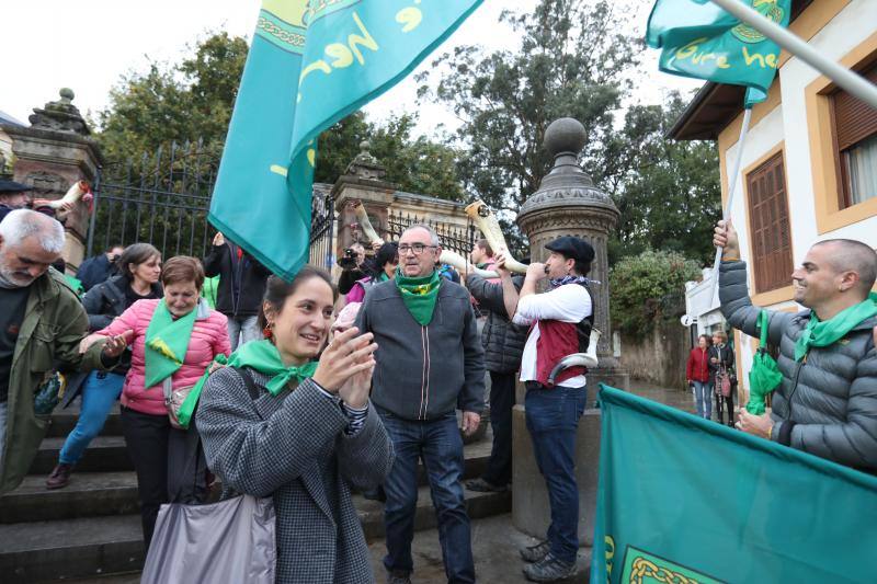 Fotos: Lágrimas de emoción entre los vecinos de Usansolo en Gernika tras aprobarse la desanexión de Galdakao