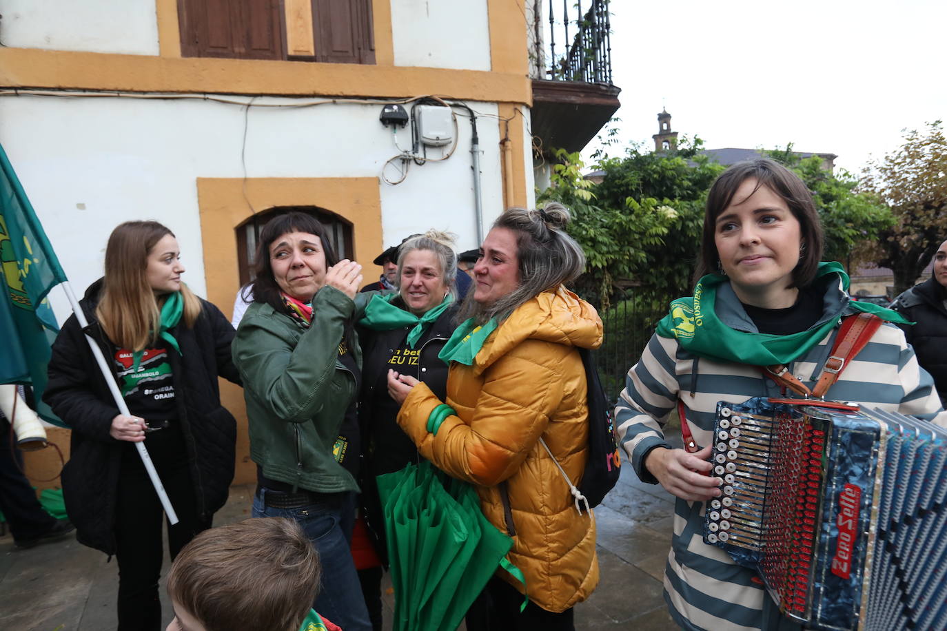 Fotos: Lágrimas de emoción entre los vecinos de Usansolo en Gernika tras aprobarse la desanexión de Galdakao